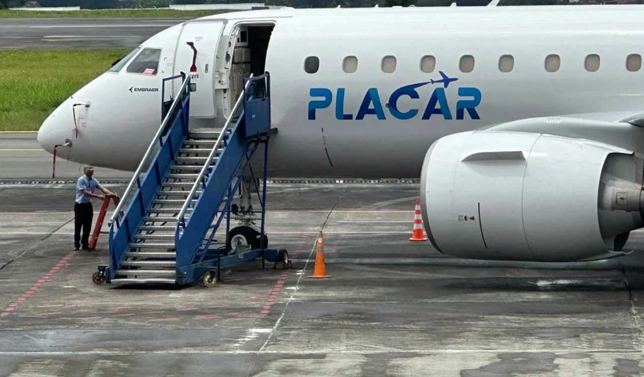 Embraer E-190 E2, de propriedade da Placar Linhas Aéreas, em manutenção no aeroporto de Pereira, na Colômbia (Foto: Emílio Botta)