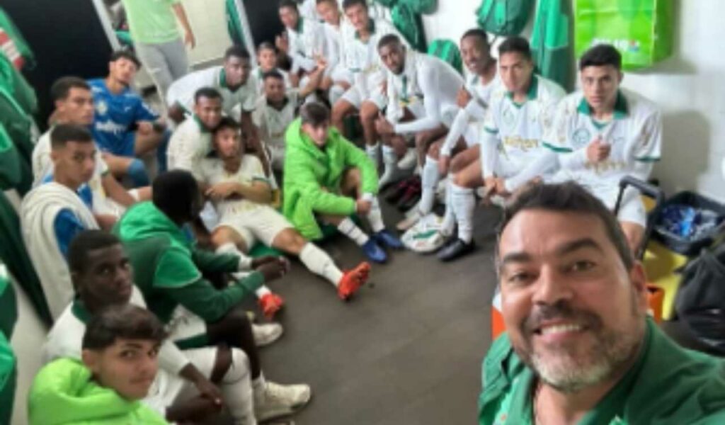 João Paulo Sampaio, coordenador das categorias de Base com atletas do Palmeiras (Foto: Instagram)