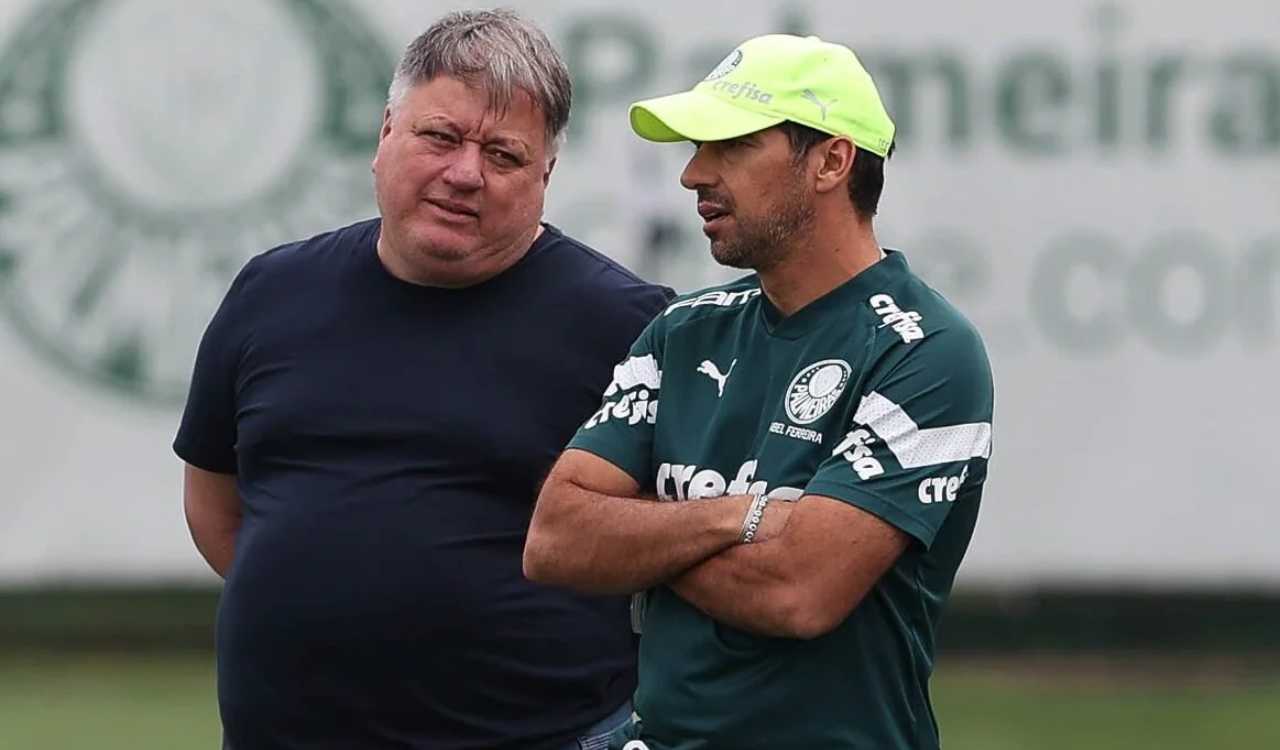 Anderson Barros conversa com Abel Ferreira na Academia de Futebol do Palmeiras (Foto: Cesar Greco/Palmeiras)