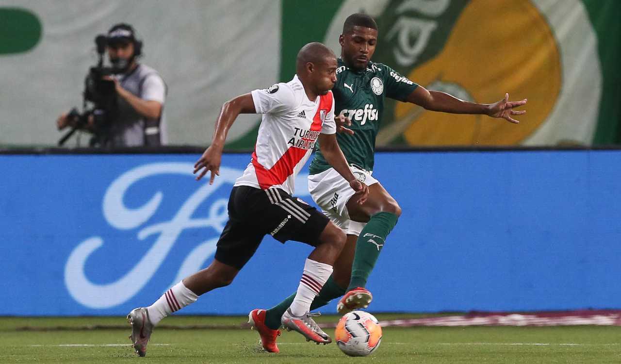 Emerson Santos disputando bola em Palmeiras 0 x 2 River Plate-ARG pela semifinal da Libertadores 2020 (Foto: Cesar Greco/Palmeiras)
