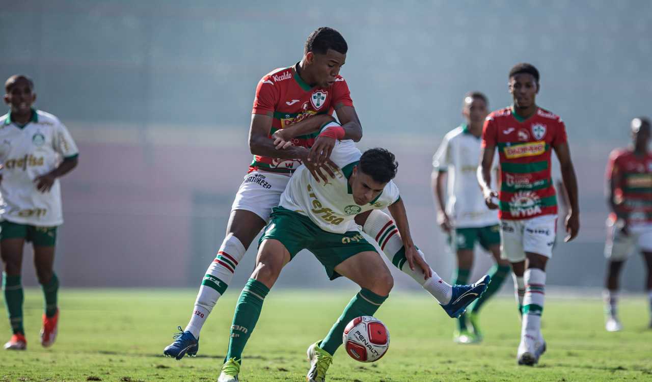 Jogadores disputam bola em Portuguesa 1 x 1 Palmeiras, pela 3ª rodada do Paulistão Sub-20 (Foto: Rafael Assunção)