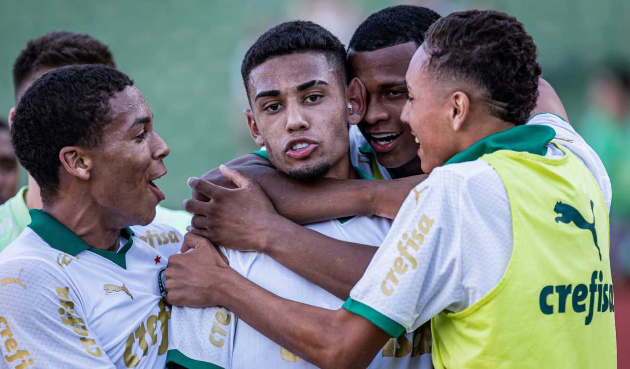 Jogadores do Palmeiras comemoram gol de empate de Riquelme Fillipi em Portuguesa 1 x 1 Palmeiras, pela 3ª rodada do Paulistão Sub-20 (Foto: Rafael Assunção)
