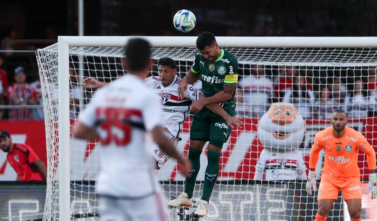 Luan disputa bola com Jonathan Calleri em São Paulo x Palmeiras pela 10ª rodada do Brasileirão 2023, no MorumBIS (Foto: Cesar Greco/Palmeiras)