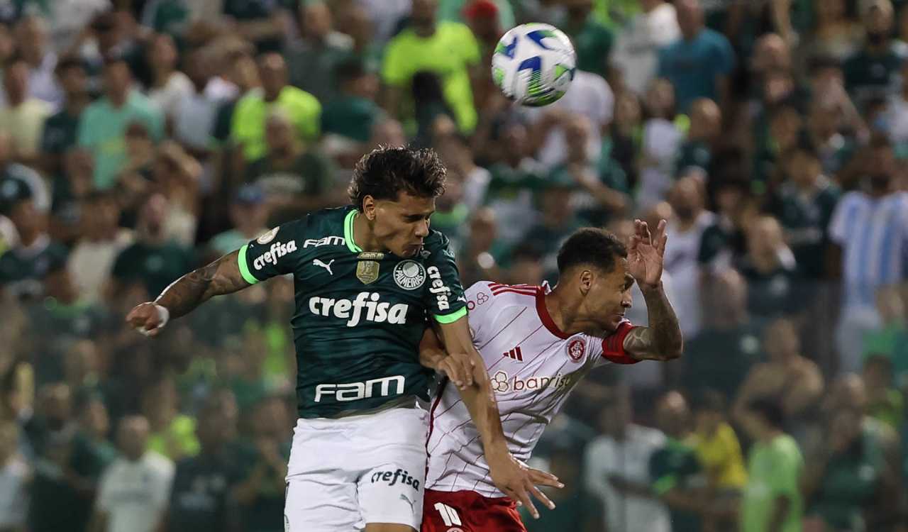 Richard Ríos disputando bola em Palmeiras x Internacional, pelo Brasileirão 2023, na Arena Barueri (Foto: Cesar Greco/Palmeiras)