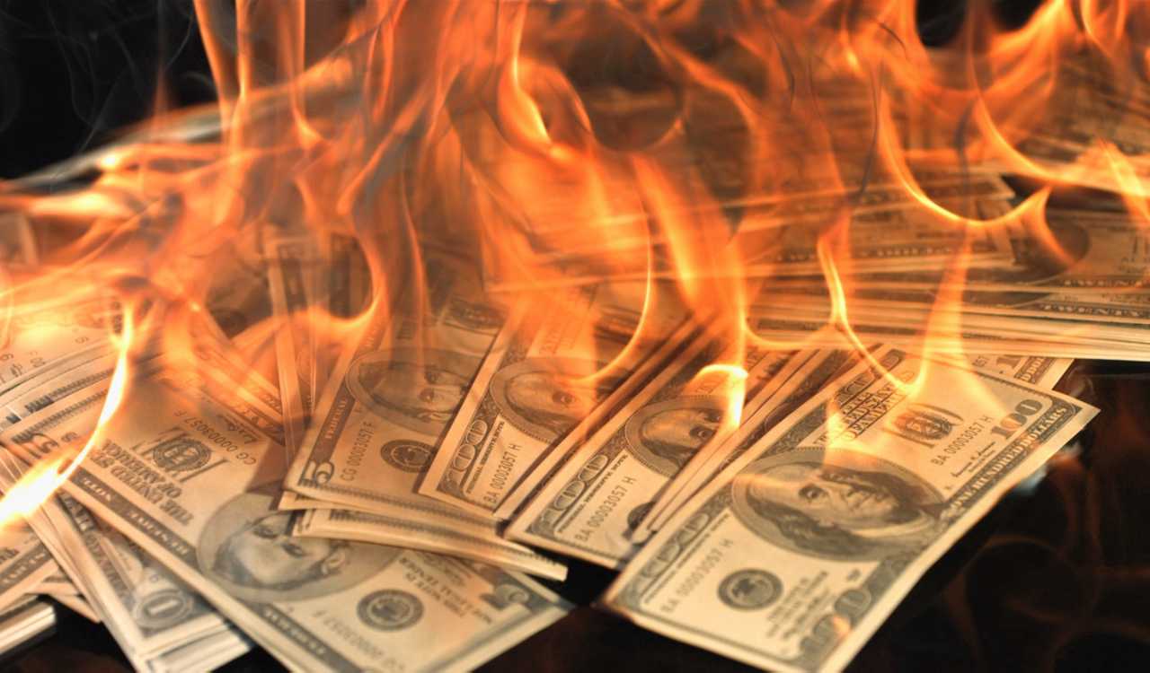 Arte reproduz milhares de dólares incendiados (Foto: Internet)