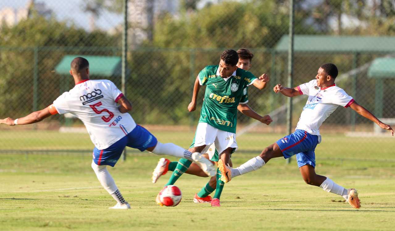 Disputa de bola em Palmeiras 1 x 0 Nacional-SP pela quarta rodada do Paulistão Sub-20 2024 (Foto: Fabio Menotti/Palmeiras/by Canon)