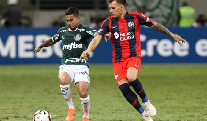 Dudu, em disputa de bola contra jogador do San Lorenzo, na sexta rodada da fase de grupos da Libertadores 2019, no Allianz Parque (Foto: Reprodução/Palmeiras)