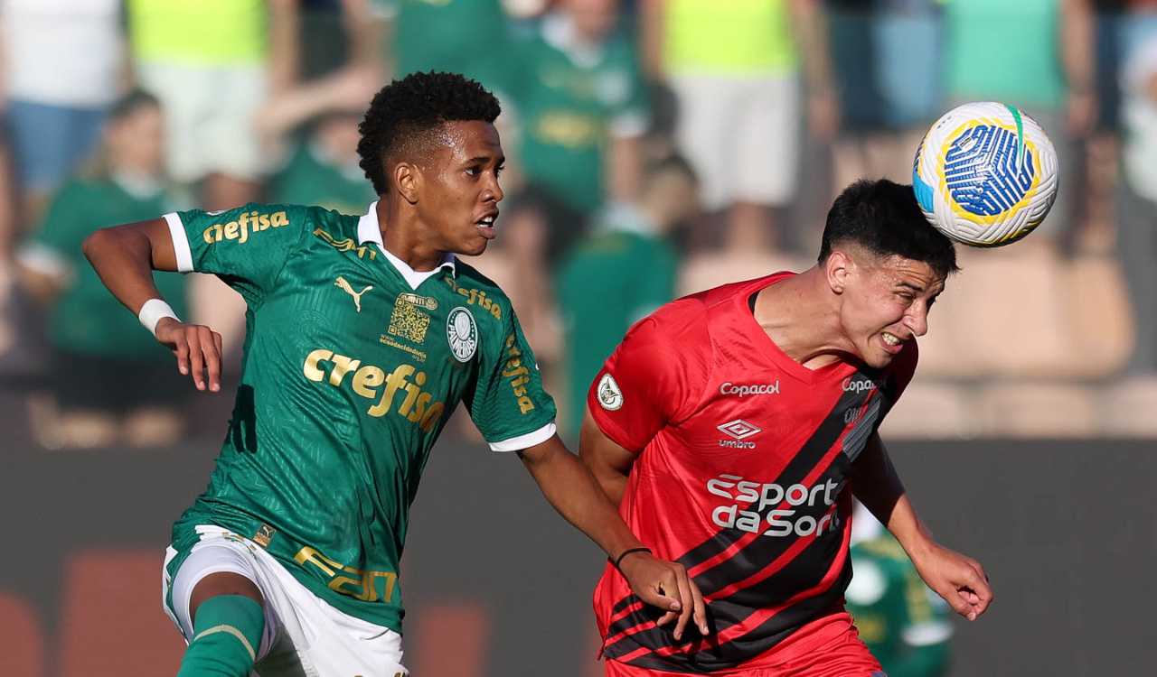 Estêvão em disputa de bola em Palmeiras 0 x 2 Athletico-PR pela sexta rodada do Brasileirão 2024, na Arena Barueri (Foto: Cesar Greco/Palmeiras)