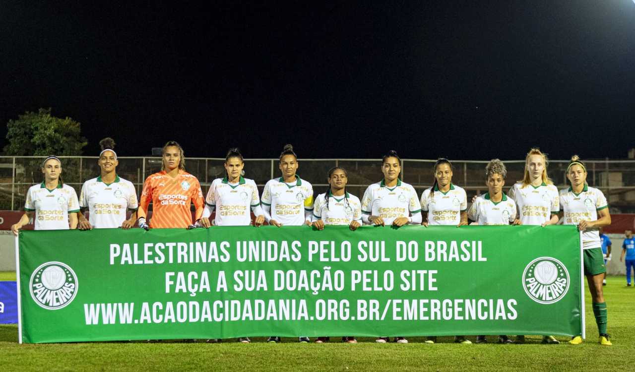 Jogadoras do Palmeiras Feminino entraram com faixa antes do jogo Cruzeiro 1 x 2 Palmeiras, pela 9ª rodada do Brasileirão Feminino (Foto: Alê Torres/Staff Images Woman/CBF)