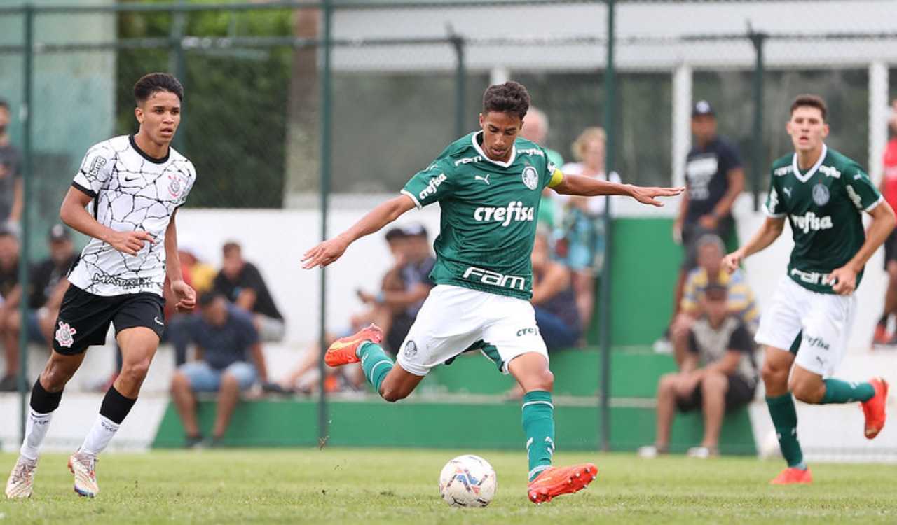 Vitor Reis em ação em Palmeiras 5 x 0 Corinthians, em 2023, pelo Sub-17 (Foto: Fabio Menotti/Palmeiras)