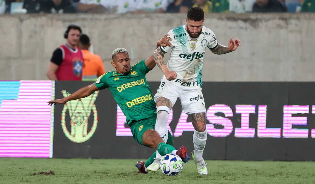 Zé Rafael, disputando bola em Cuiabá 0 x 2 Palmeiras, pela vigésima rodada do Brasileirão 2023, na Arena Pantanal (Foto: Cesar Greco/Palmeiras)