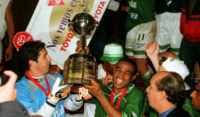 César Sampaio, ao lado do goleiro Sérgio, levanta a taça da Libertadores de 1999 pelo Palmeiras (Foto: Reprodução/Agência Estado)