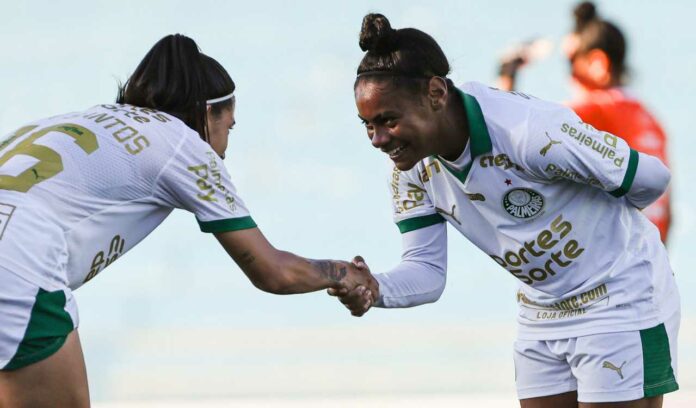Gaby Santos parabenizando Tainá Maranhão pelo seu gol em São José 0 x 3 Palmeiras pelo Paulistão Feminino (Foto: Rebeca Reis/Ag. Paulistão)