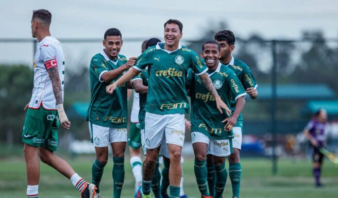 Riquelme Fillipi (à esquerda), Thalys (ao centro) e Sorriso (à direita), comemorando gol do camisa 9 em Palmeiras 6 x 0 Portuguesa, pela 8ª rodada do Paulistão Sub-20 (Foto: Rafael Assunção)