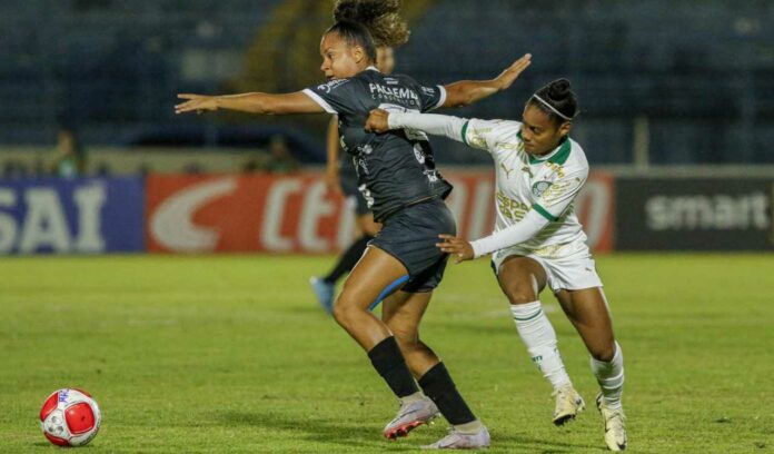 Tainá Maranhão, disputando bola em Marília 0 x 10 Palmeiras pela sexta rodada do Paulistão Feminino (Foto: Jose Luis Silva/FPF)