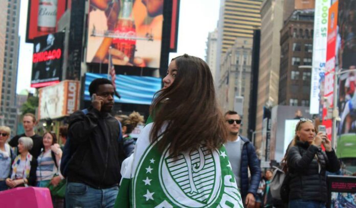 Torcedora do Palmeiras, Julia Toledo Valles, na Times Square, em Nova Iorque, nos Estados Unidos (Foto: Reprodução/Palmeiras)